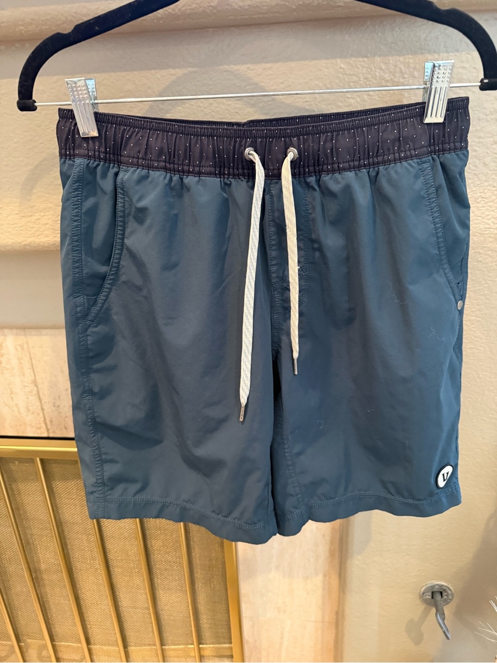 Men’s Vuori lined Shorts size small - blue